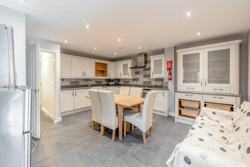 5 bedroom end of terrace house for rent