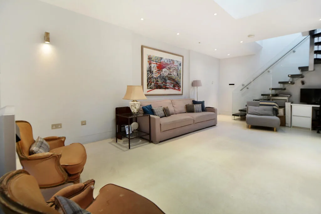 5 bedroom semi-detached house for rent