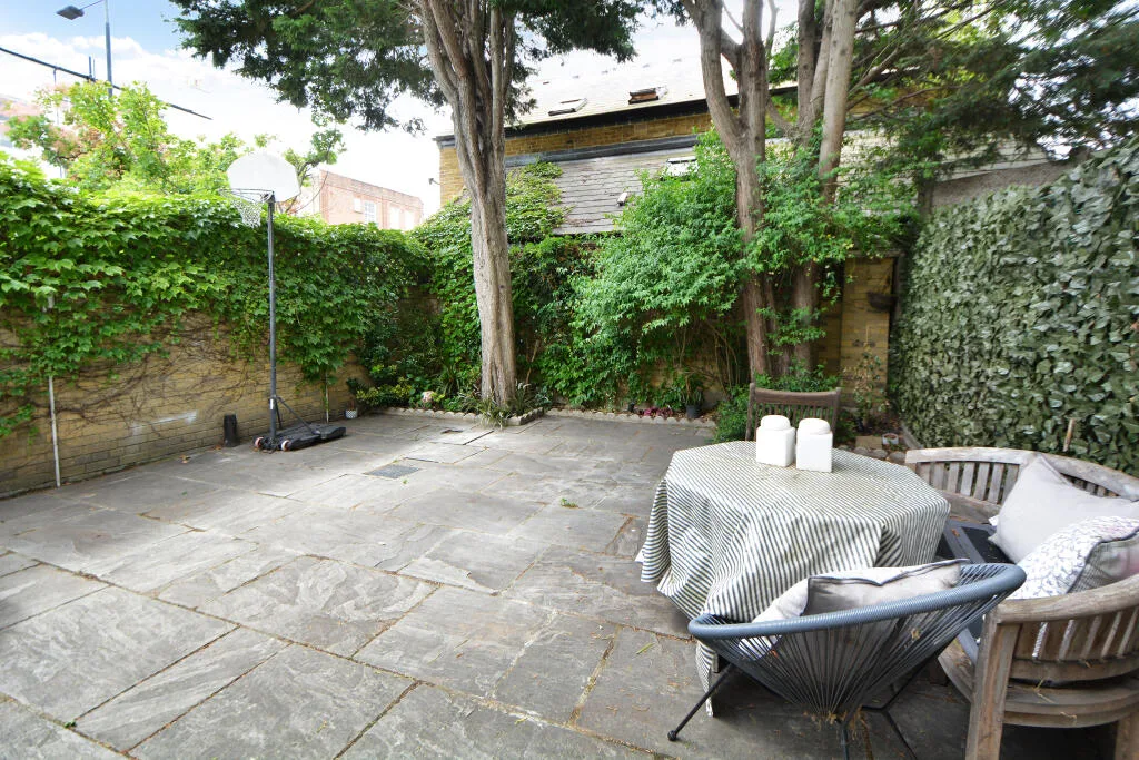 5 bedroom semi-detached house for rent