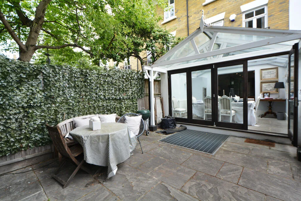 5 bedroom semi-detached house for rent