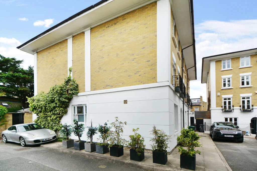 5 bedroom semi-detached house for rent