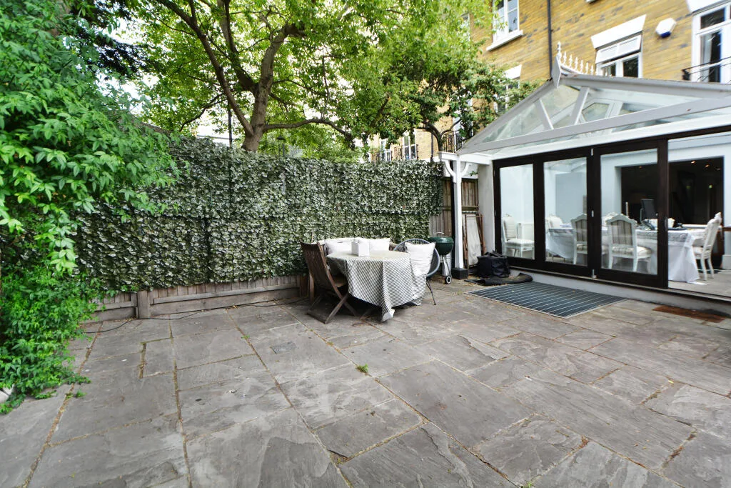 5 bedroom semi-detached house for rent