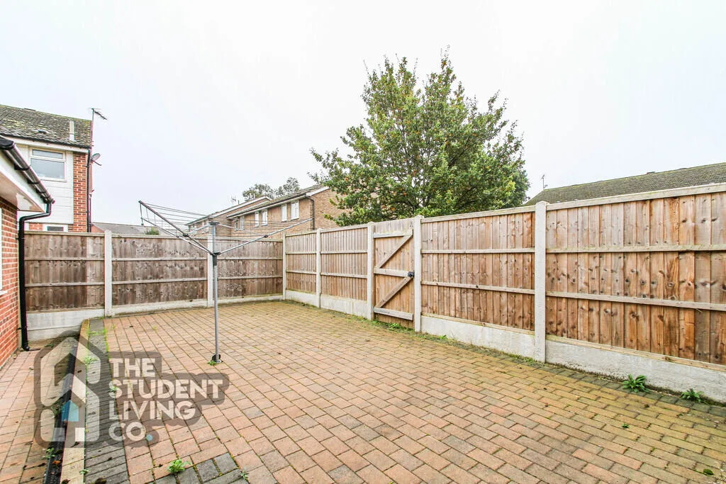 5 bedroom semi-detached house for rent