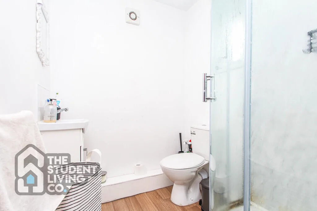 5 bedroom semi-detached house for rent