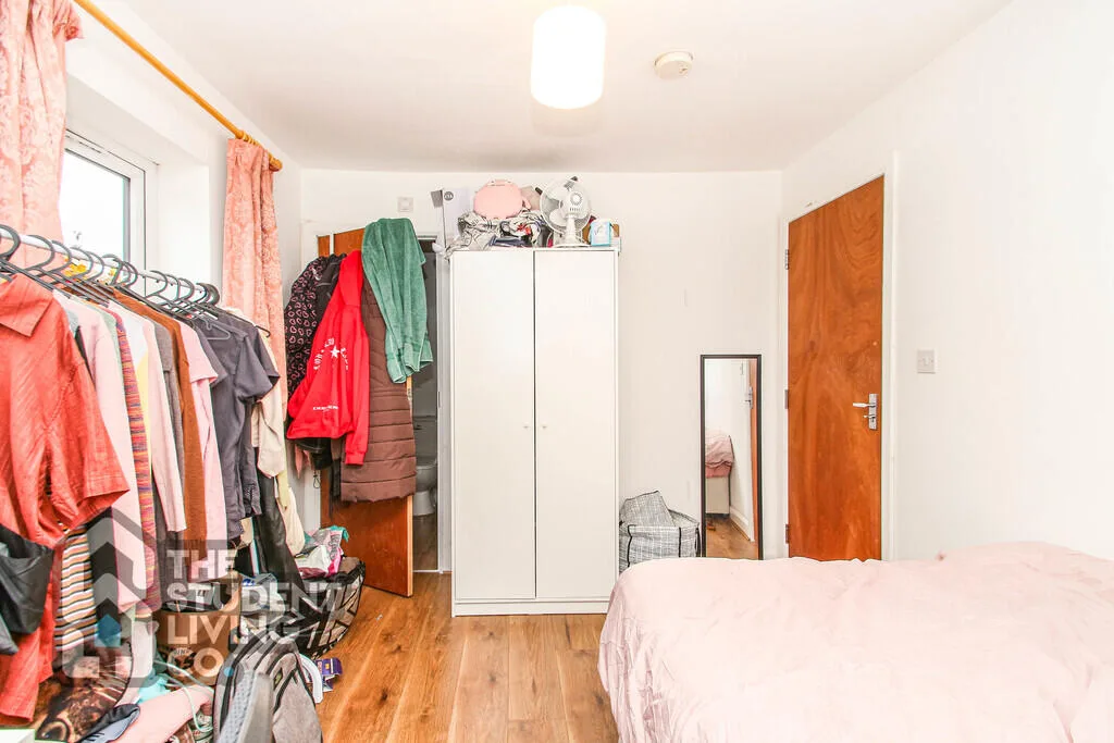 5 bedroom semi-detached house for rent