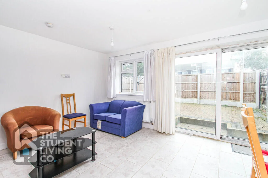 5 bedroom semi-detached house for rent