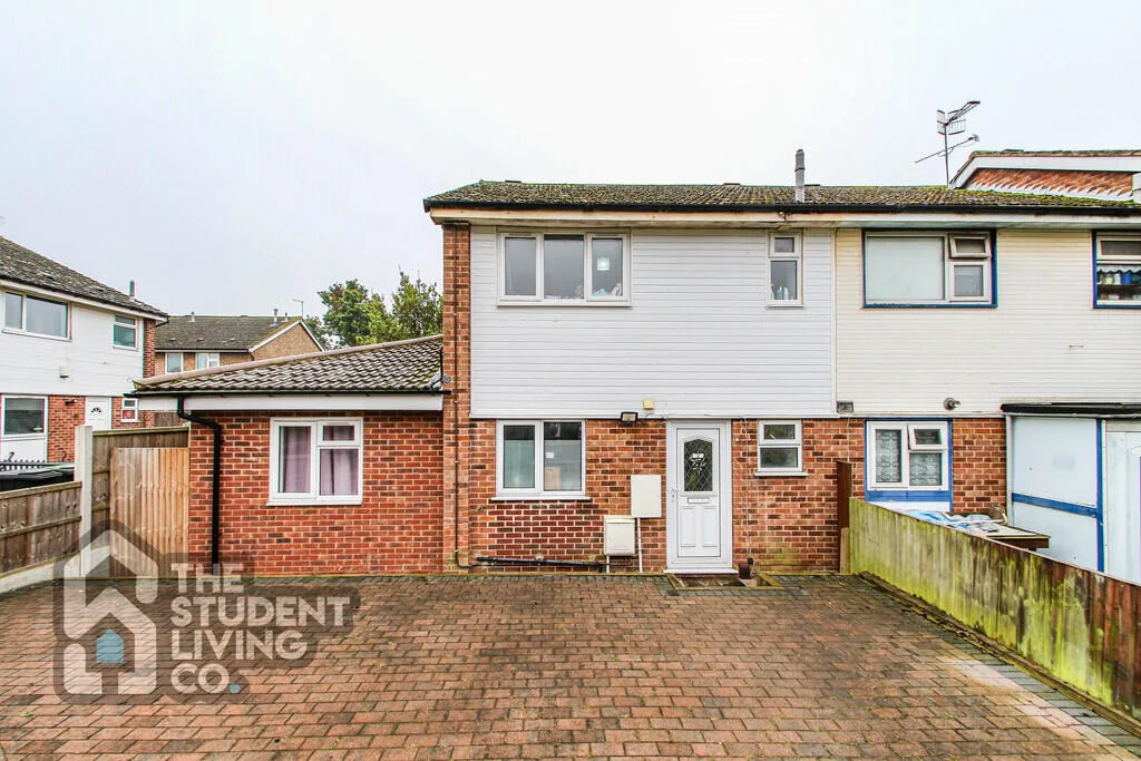 5 bedroom semi-detached house for rent