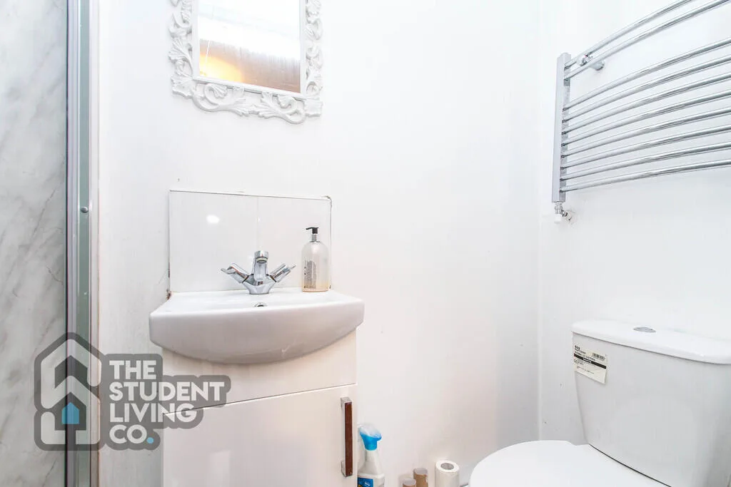 5 bedroom semi-detached house for rent