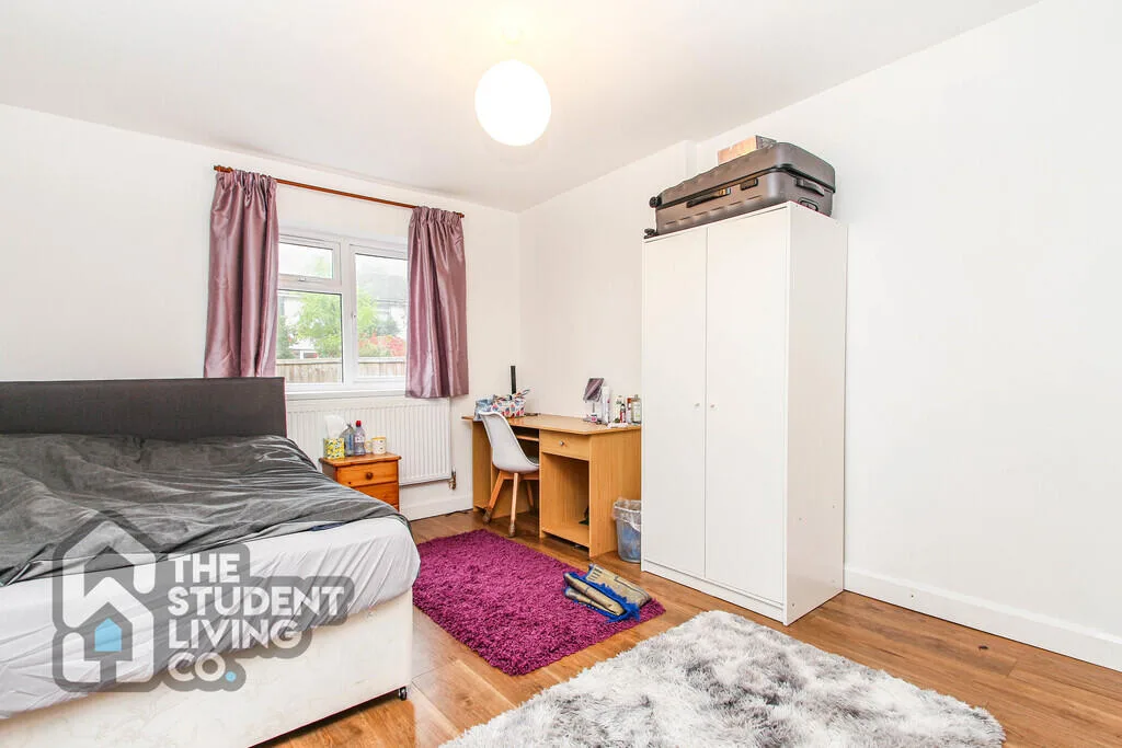 5 bedroom semi-detached house for rent