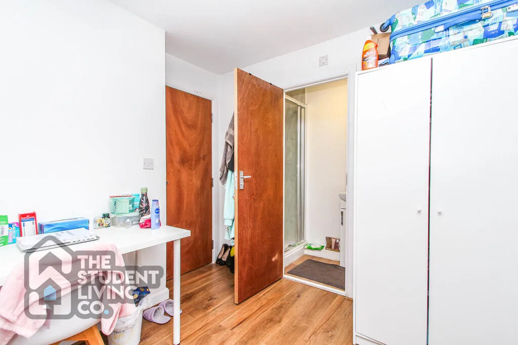 5 bedroom semi-detached house for rent