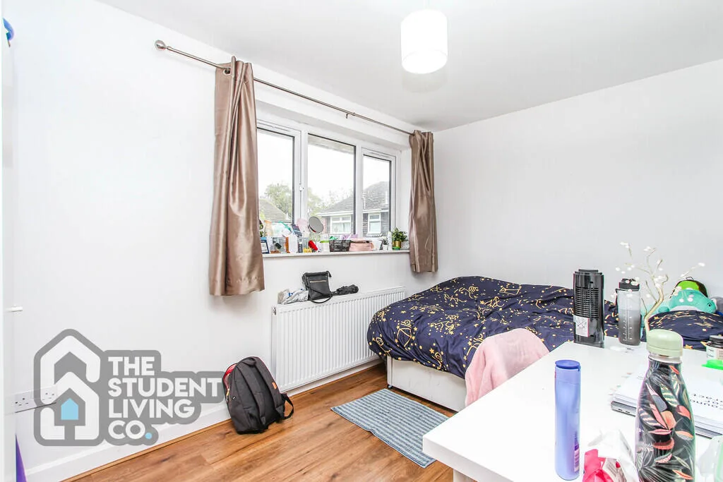 5 bedroom semi-detached house for rent