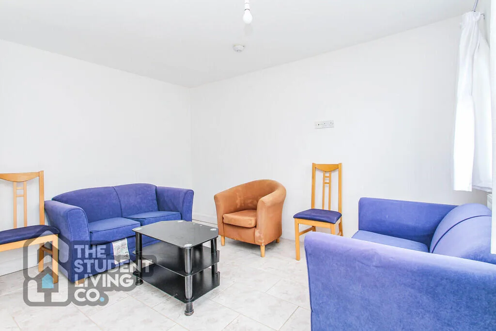 5 bedroom semi-detached house for rent