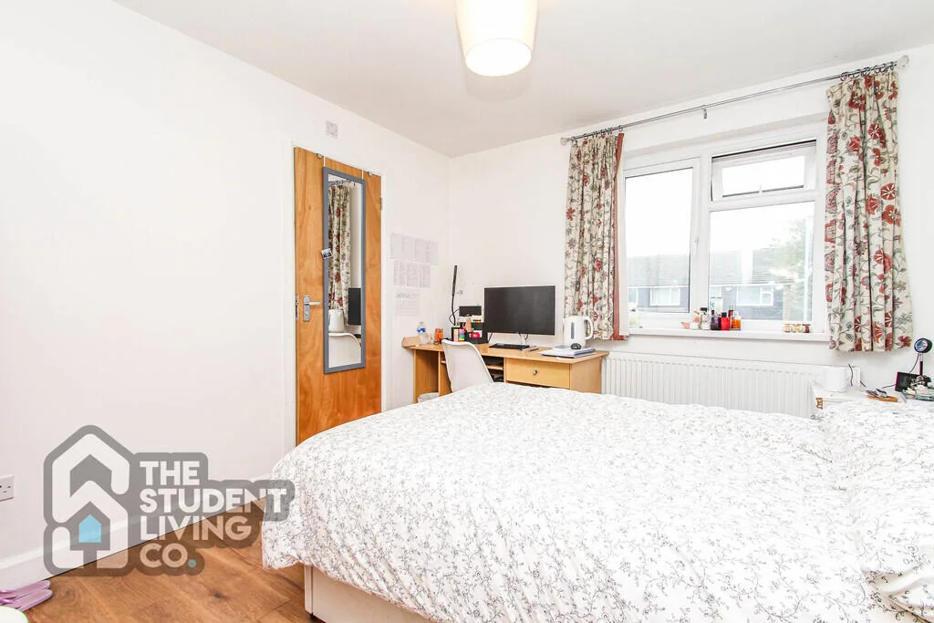 5 bedroom semi-detached house for rent