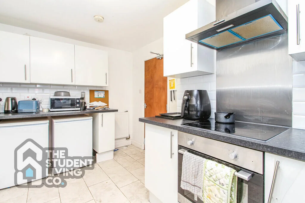 5 bedroom semi-detached house for rent