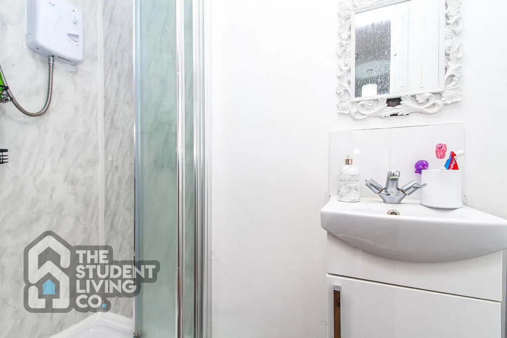 5 bedroom semi-detached house for rent