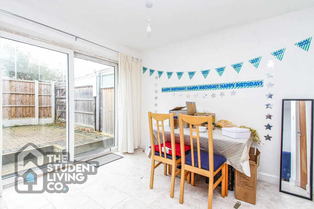 5 bedroom semi-detached house for rent