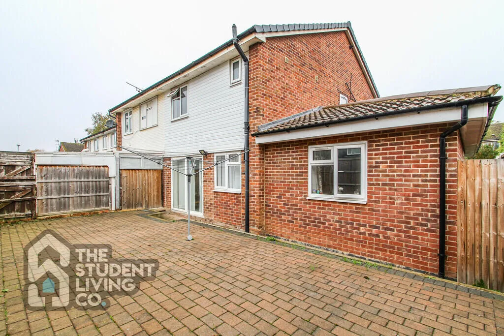 5 bedroom semi-detached house for rent