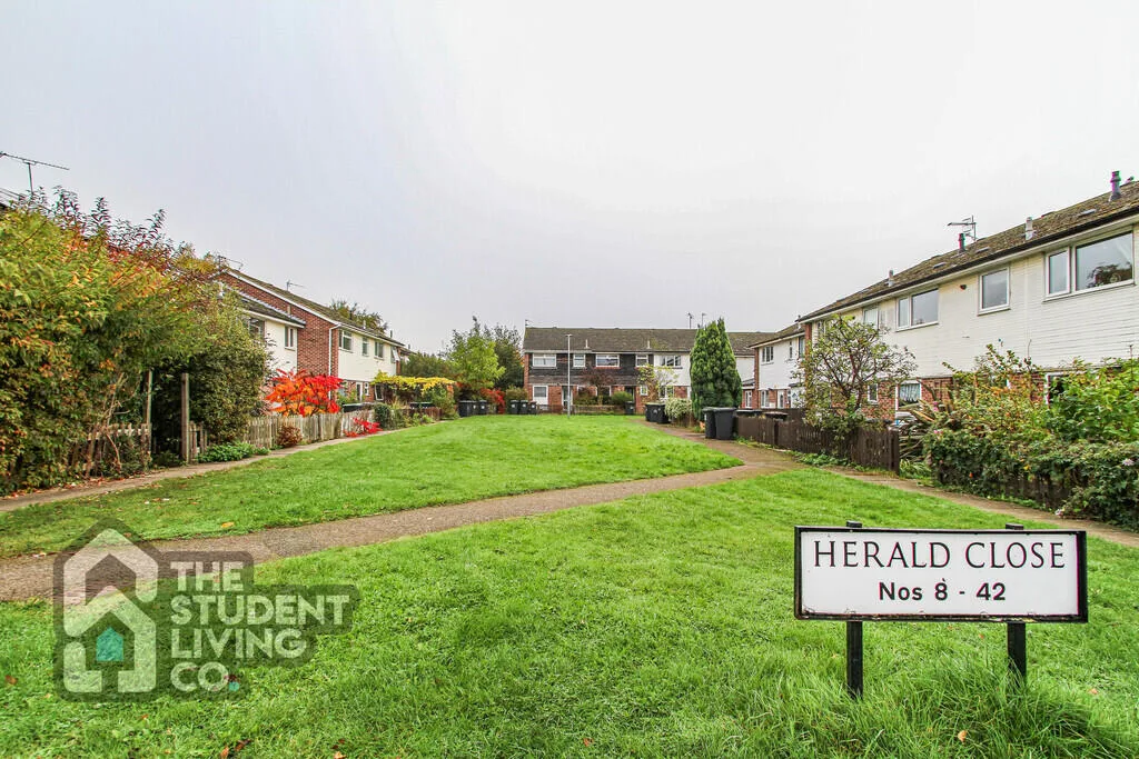 5 bedroom semi-detached house for rent