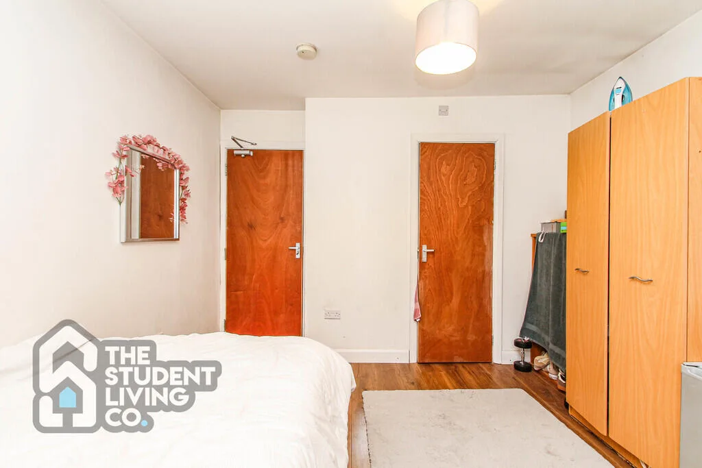 5 bedroom semi-detached house for rent