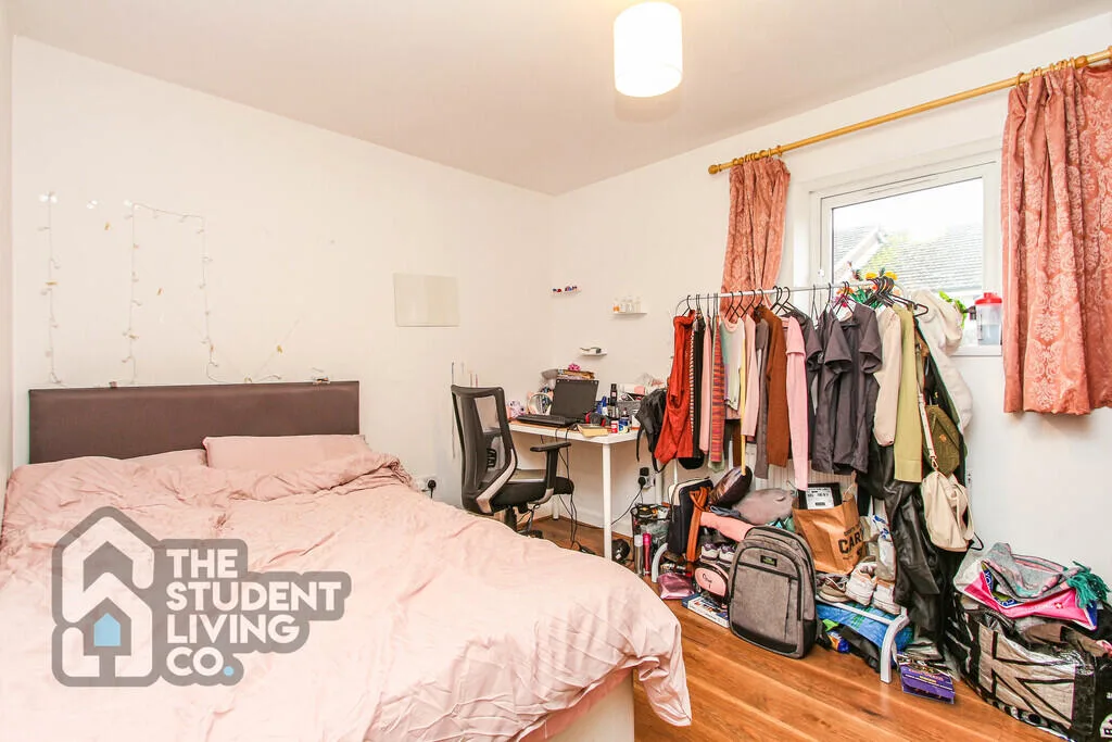 5 bedroom semi-detached house for rent