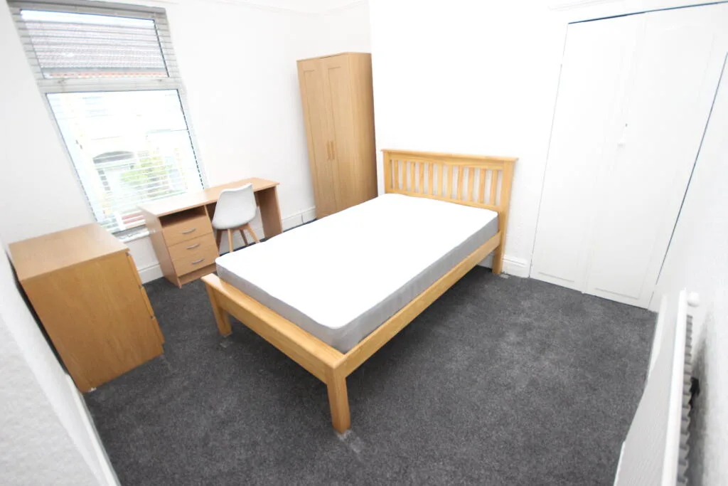 5 bedroom terraced house for rent