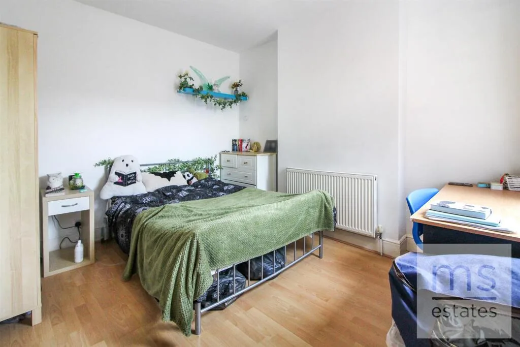 5 bedroom semi-detached house for rent