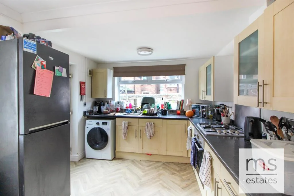 5 bedroom semi-detached house for rent