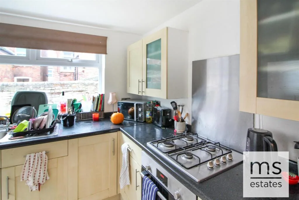 5 bedroom semi-detached house for rent