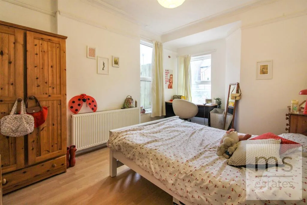 5 bedroom semi-detached house for rent