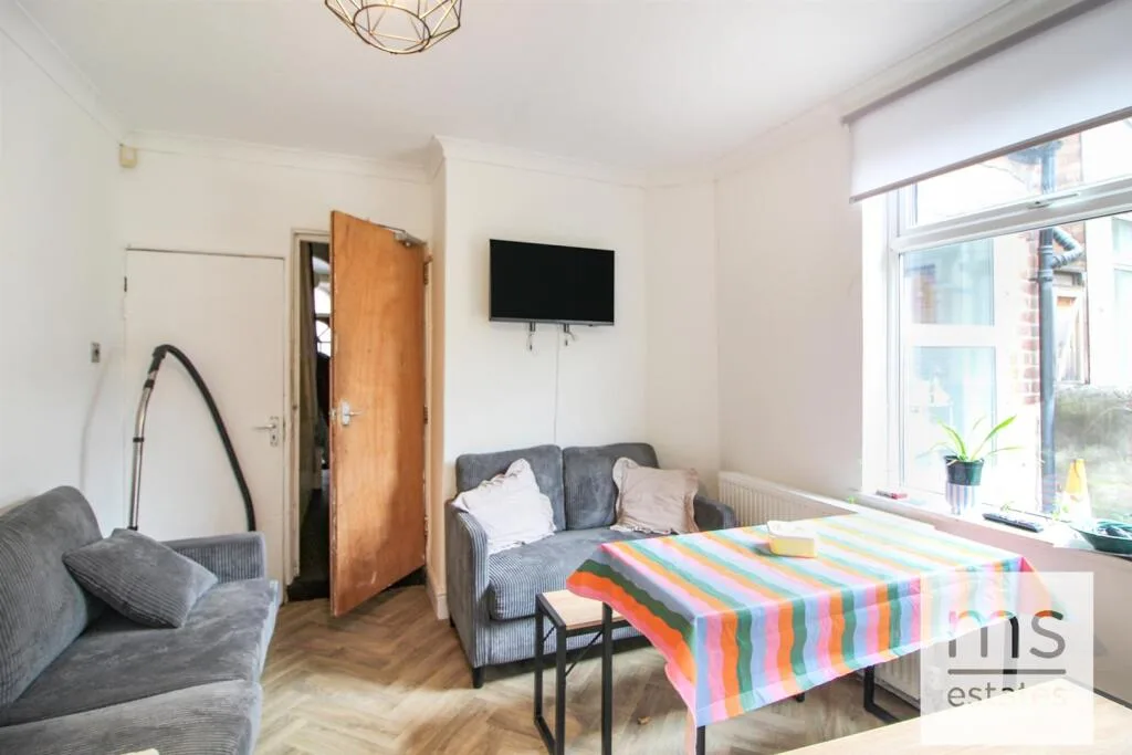 5 bedroom semi-detached house for rent