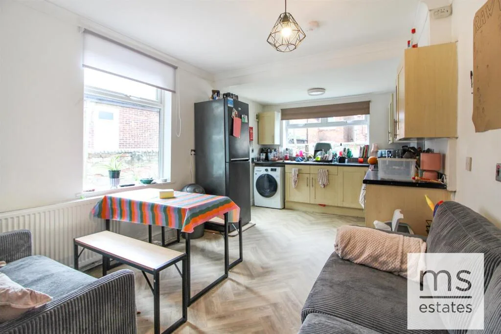5 bedroom semi-detached house for rent