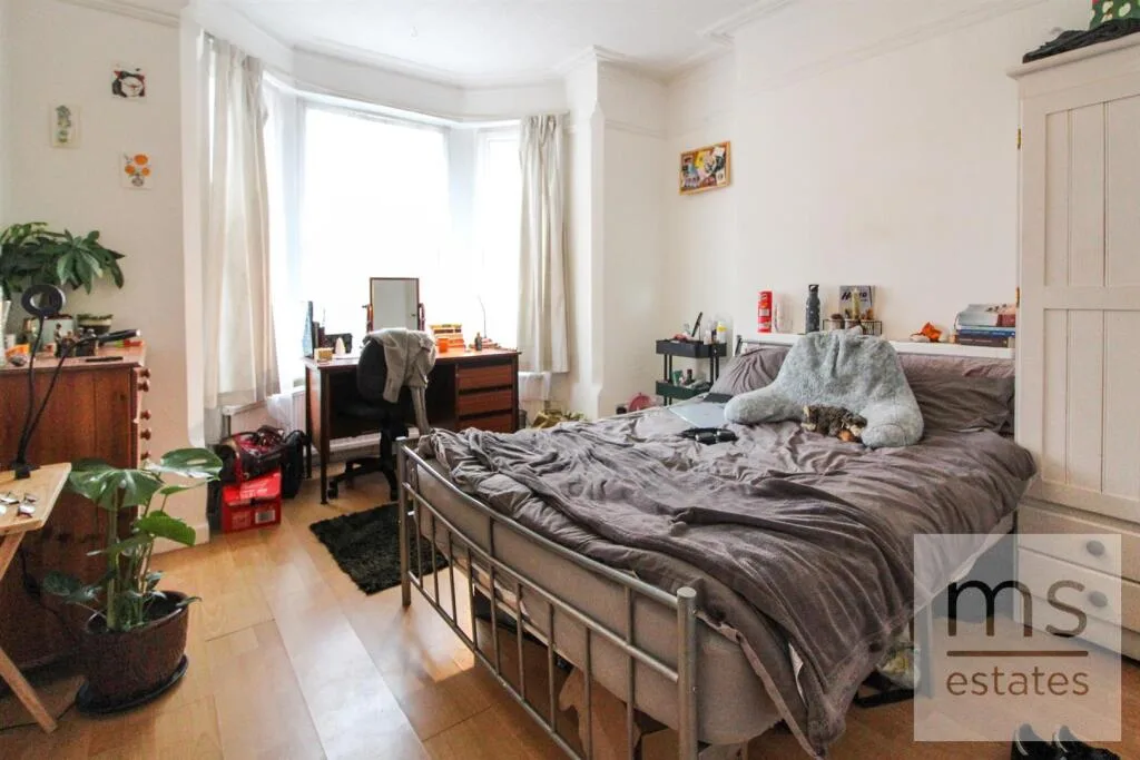 5 bedroom semi-detached house for rent