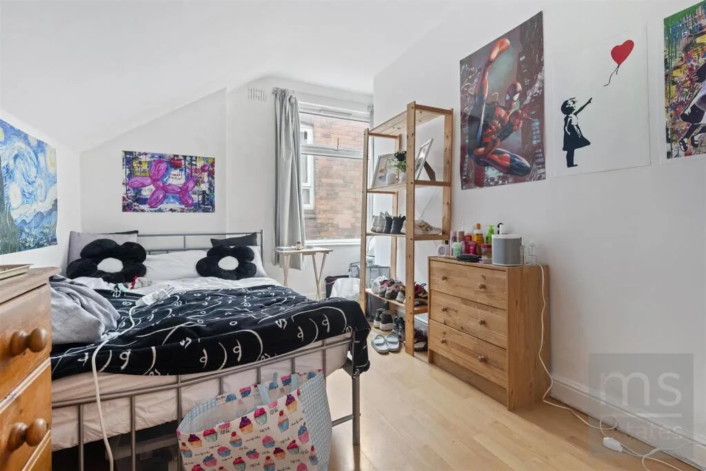 5 bedroom semi-detached house for rent