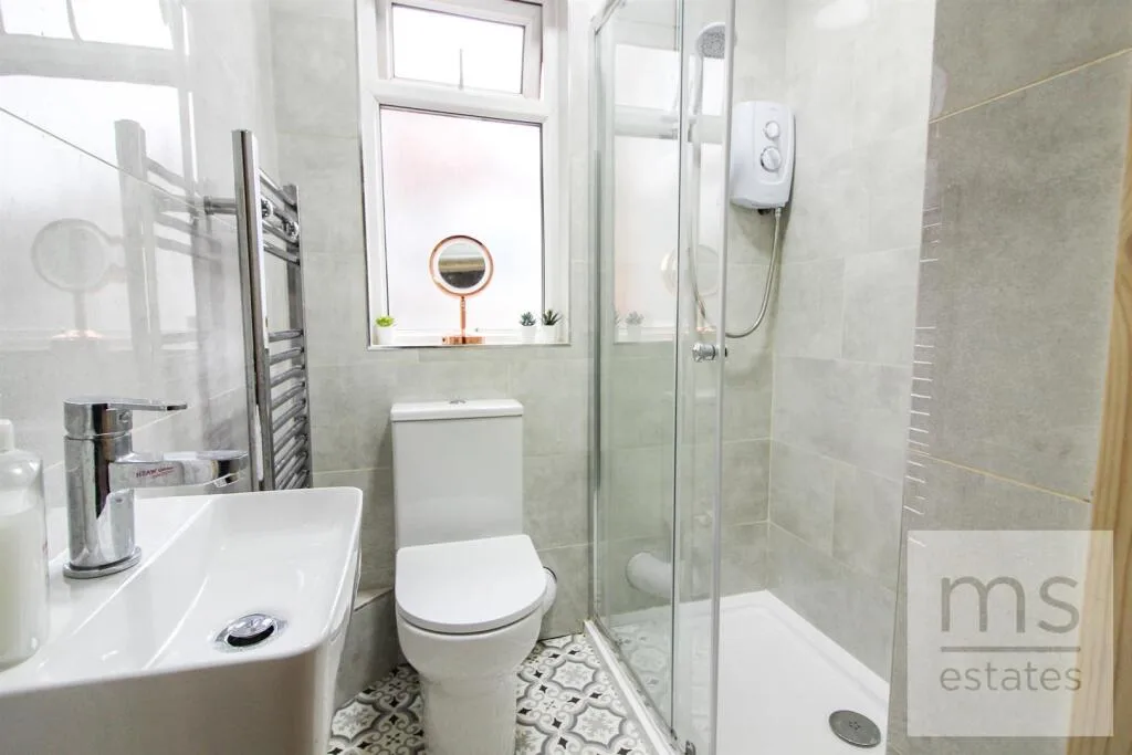 5 bedroom semi-detached house for rent
