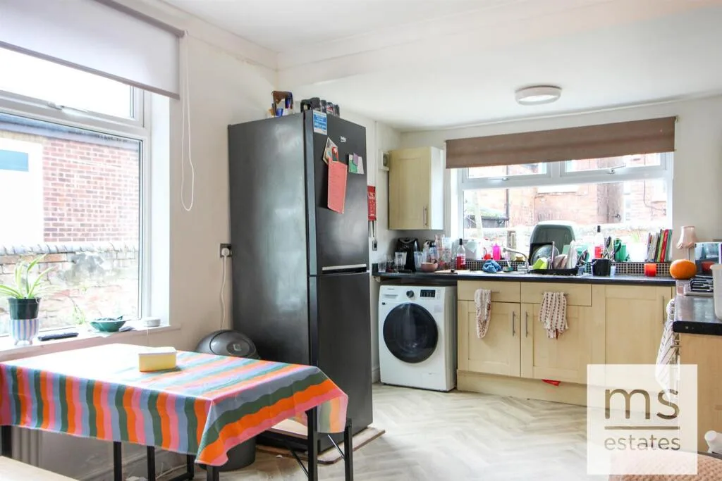 5 bedroom semi-detached house for rent