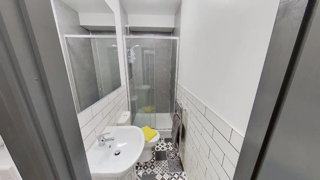 6 bedroom semi-detached house for rent