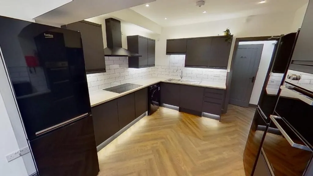 6 bedroom semi-detached house for rent