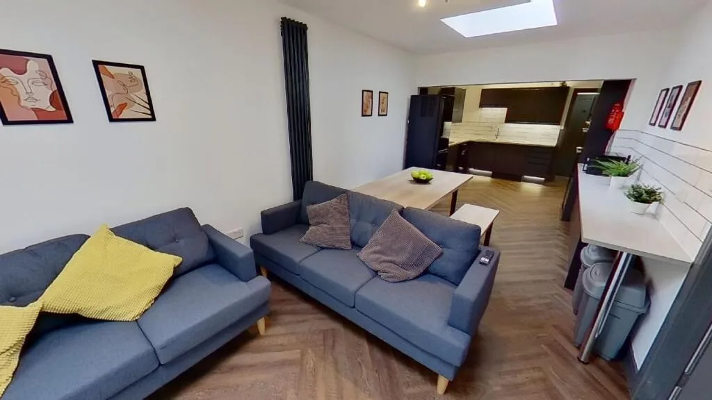 6 bedroom semi-detached house for rent