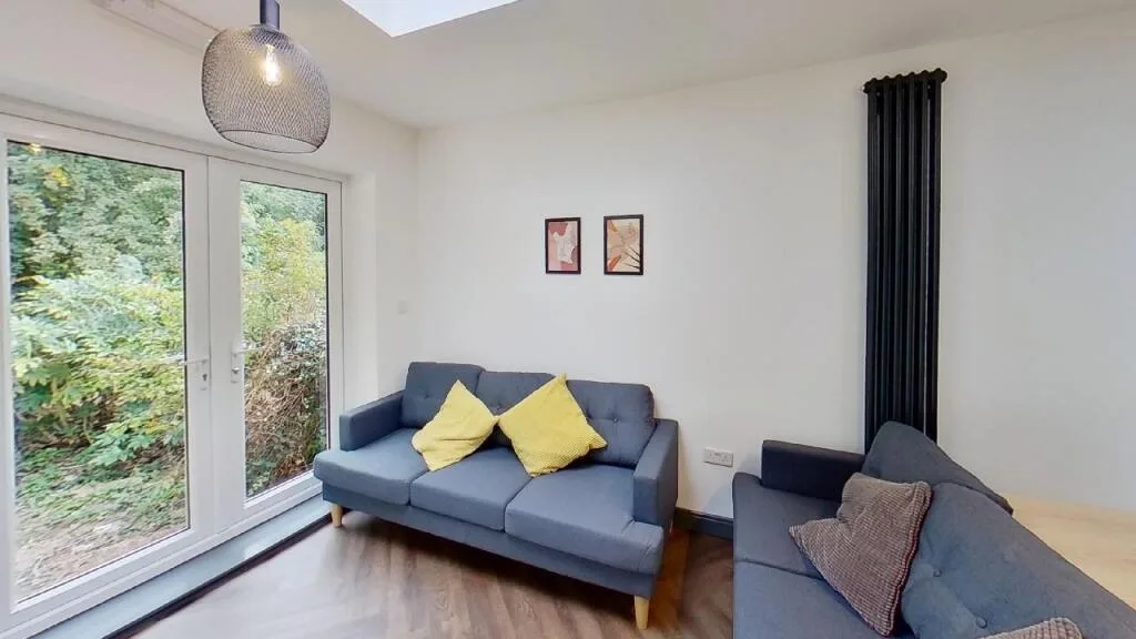 6 bedroom semi-detached house for rent