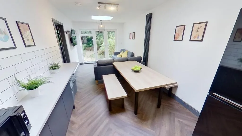 6 bedroom semi-detached house for rent