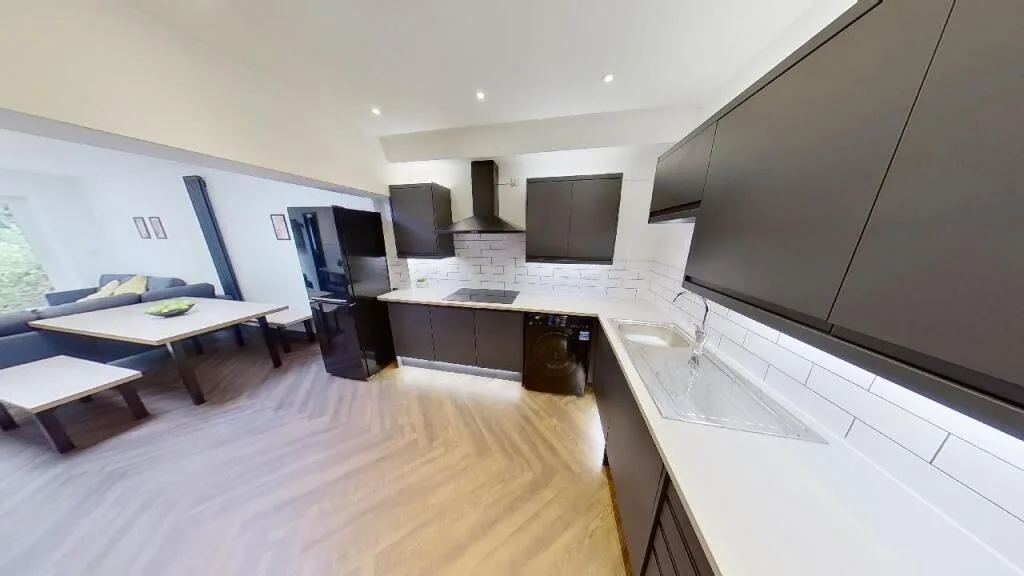 6 bedroom semi-detached house for rent