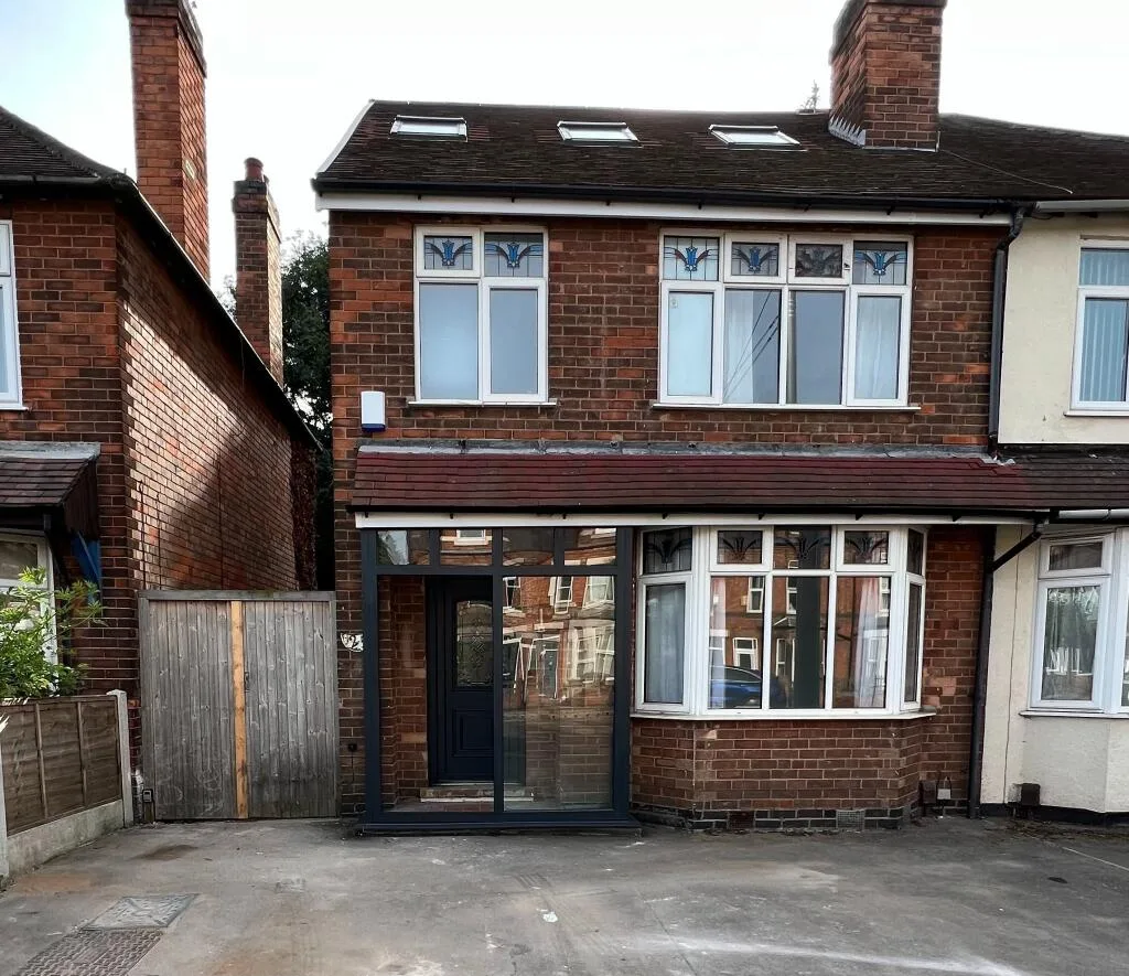 6 bedroom semi-detached house for rent