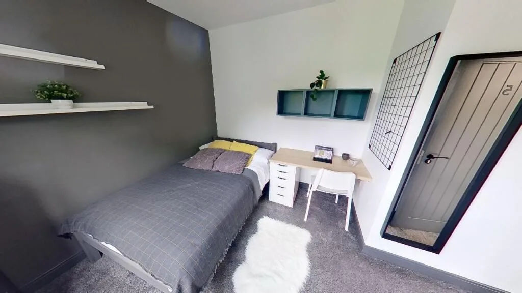 6 bedroom semi-detached house for rent