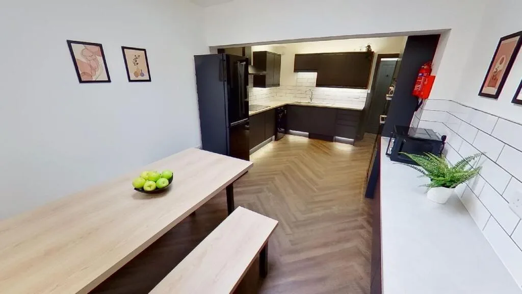 6 bedroom semi-detached house for rent