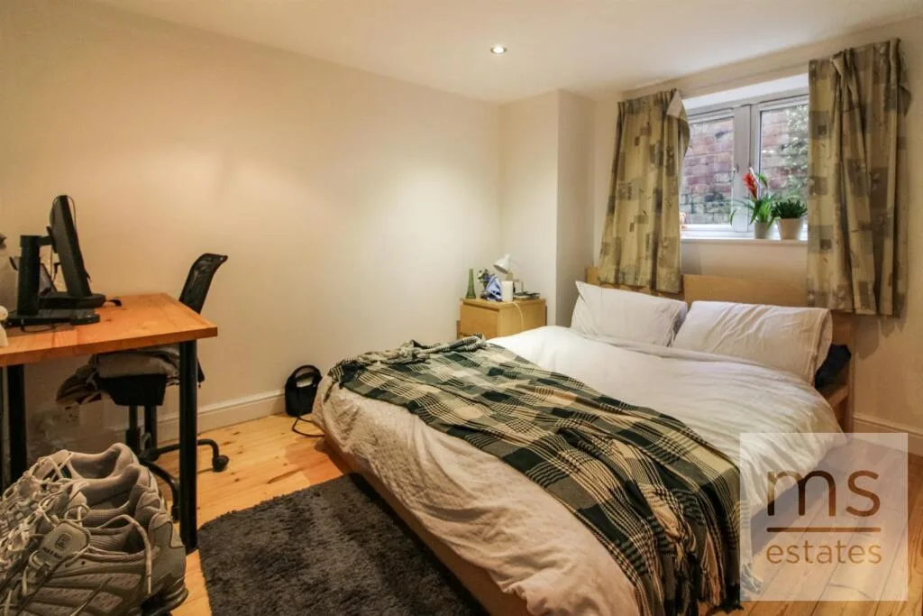 6 bedroom detached house for rent