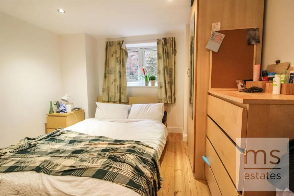 6 bedroom detached house for rent