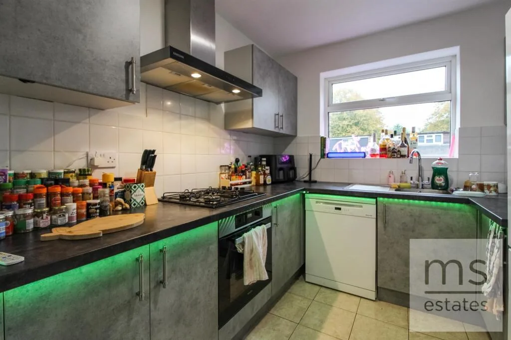 6 bedroom detached house for rent