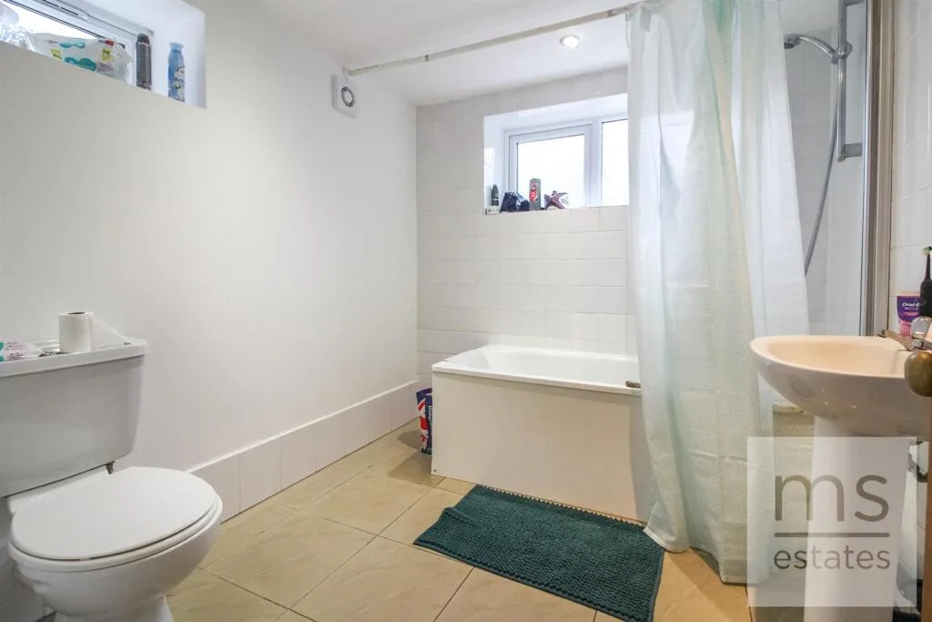 6 bedroom detached house for rent