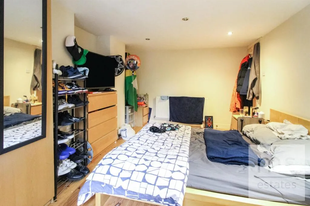 6 bedroom detached house for rent