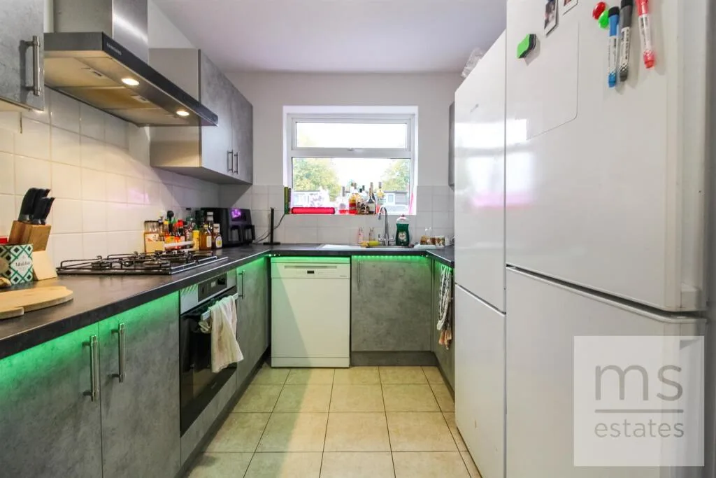 6 bedroom detached house for rent